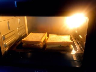 芝士吐司三明治,入预热好的烤箱180度上下火5分钟。