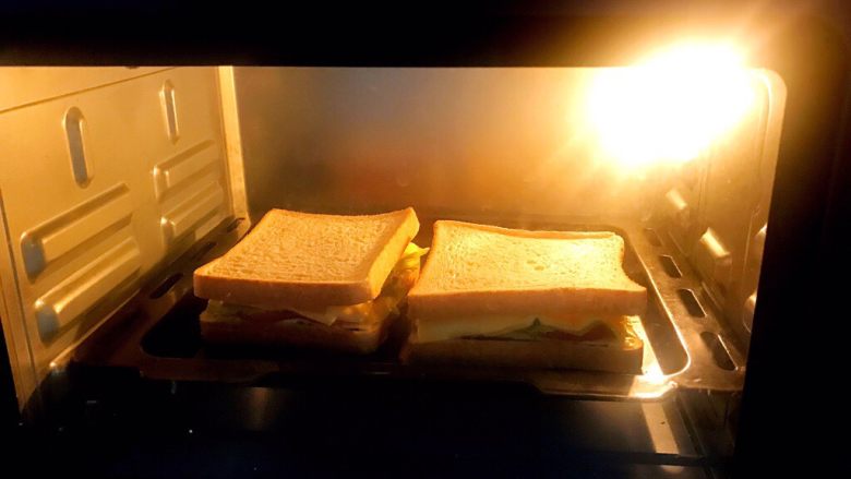 芝士吐司三明治,入预热好的烤箱180度上下火5分钟。