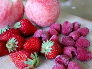 清爽香草水果蛋糕,蛋糕在冷藏里的时候，把水果（草莓，树莓和桃子）准备好（可以留几个当装饰）