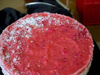清爽香草水果蛋糕,撒点椰粉和玫瑰花粉到上面