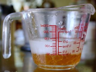 清爽香草水果蛋糕,把1/3杯蜂蜜和1/3杯椰子油放到微波炉里，烤45秒左右