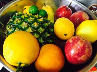解暑佳品：水果茶,全部水果清洗干净，柠檬和青桔用盐搓洗.