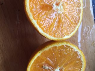 解暑佳品：水果茶,橙子对半切开，剥去果皮切小块，也可以和皮一起放入壶里