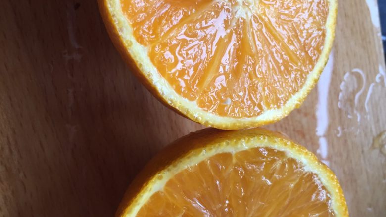 解暑佳品：水果茶,橙子对半切开，剥去果皮切小块，也可以和皮一起放入壶里