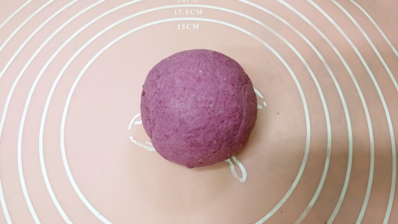 紫薯花卷,揉成紫薯面团。