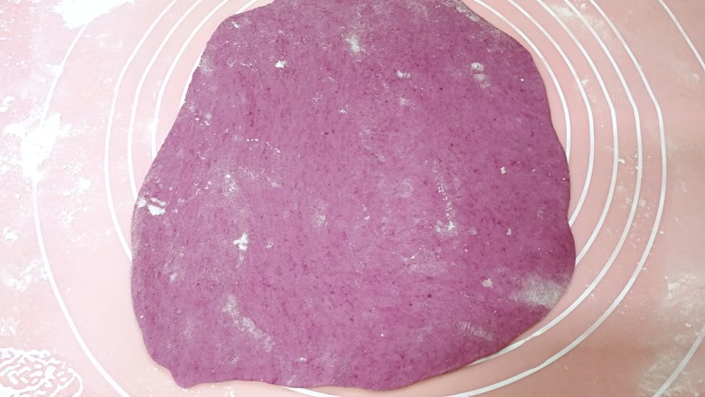 紫薯花卷,把紫薯面团擀成比原味面片稍薄的小面片。