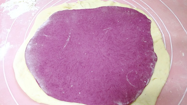 紫薯花卷,把紫薯面片叠放在原味面片上面。