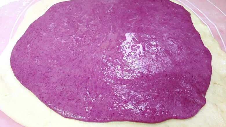 紫薯花卷,均匀地抹一层食油，周边的原味面片也要抹到。