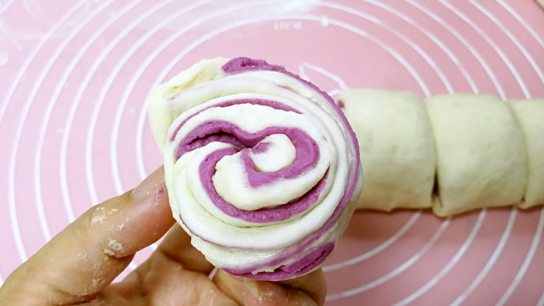 紫薯花卷,把两端头尾相接捏合成卷。