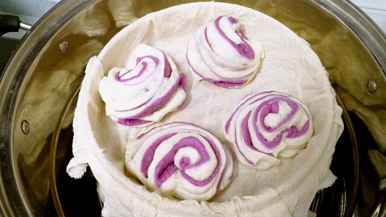 紫薯花卷,把花卷放入蒸笼，在蒸锅里静置20分钟，再开大火蒸15分钟。