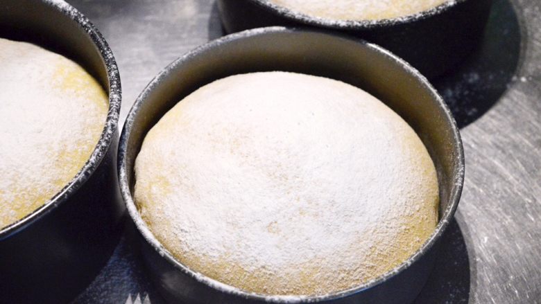 面包机揉面就可以的奶酪面包,表面筛上<a style='color:red;display:inline-block;' href='/shicai/ 550'>高筋面粉</a>之后送入烤箱烤制。