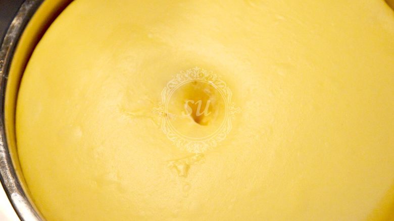 面包机揉面就可以的奶酪面包,盖上保鲜膜，室温发酵至如图状态。手指蘸面粉戳一下，出现肚脐状圆孔，不塌陷不回缩就发酵成功了。烤箱这个时候可以开始190摄氏度预热了。