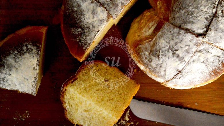 面包机揉面就可以的奶酪面包,出炉脱模晾凉后切块。中间再划两个比较深的口，小心不要切断。