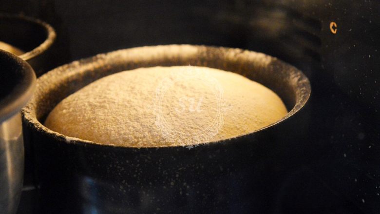 面包机揉面就可以的奶酪面包,大烤箱放在中层，小烤箱中下层。转180摄氏度烤20分钟左右。以面包表面上色状态为准