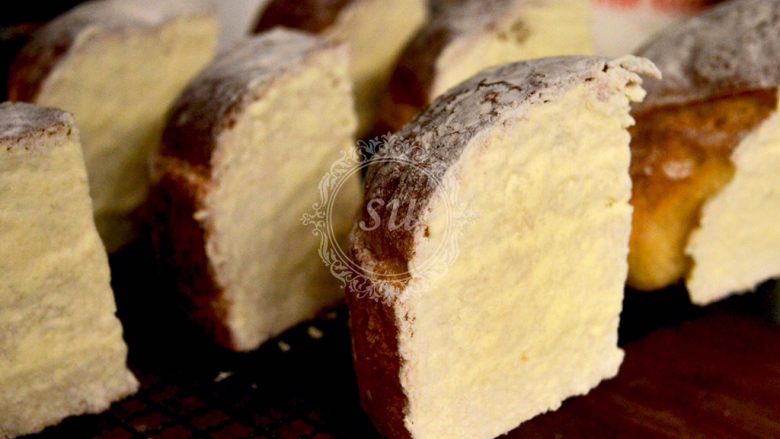面包机揉面就可以的奶酪面包,两个侧面均匀裹上面粉之后，稍微冷藏一小会就可以吃咯。如果需要保存请用密封袋装好，冷藏。不要一次做太多，吃的了多少做多少就好了。