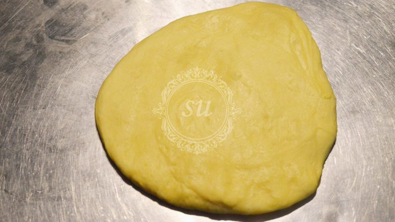 面包机揉面就可以的奶酪面包,面团按自己需要分割，然后排气。翻面收圆之后放入模具，继续加盖保鲜膜发酵