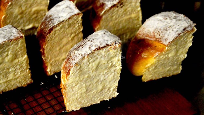 面包机揉面就可以的奶酪面包,<a style='color:red;display:inline-block;' href='/shicai/ 48598'>奶油奶酪</a>提前切小块软化。奶酪馅部分的材料混合打至顺滑状态就可以了。我们割开的部分填满馅，两面也用奶酪抹平