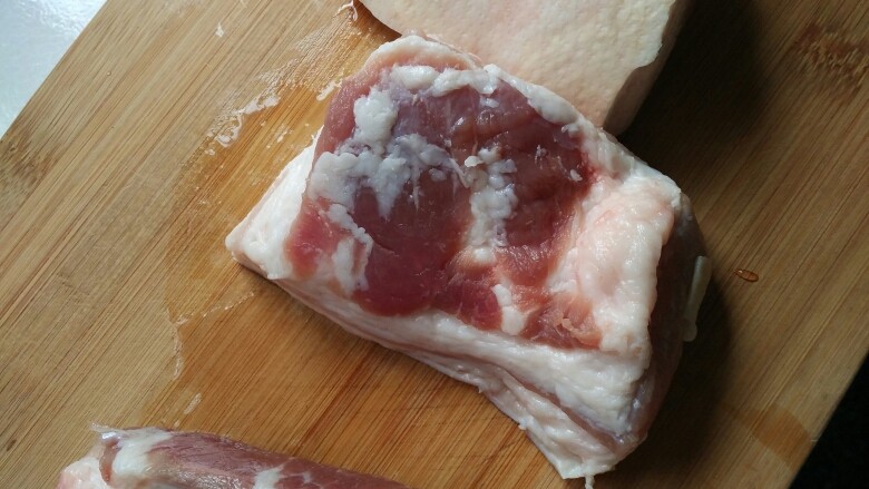 家常红烧肉,从冰箱里拿出肉肉，要完全化冻