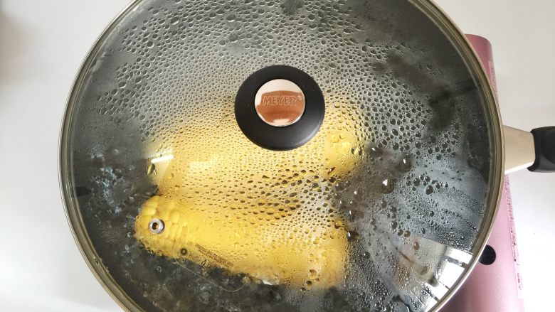 枸杞玉米烙, 锅内倒入适量水，加入玉米，开大火煮约10分钟。