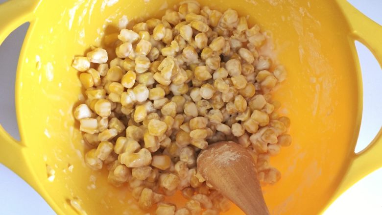 枸杞玉米烙, 加入粟粉继续翻拌至每个玉米粒都裹上为止。