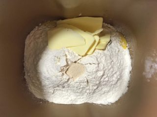 双色麻花吐司,除可可粉外，材料按照先液体后粉类，糖和盐对角线放入。最后挖个小坑加入酵母，黄油也直接加入。面包机和面30分钟。