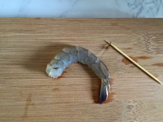 丝瓜酿虾,鲜虾剥去虾壳，保留虾尾最后一节虾壳。用牙签挑去虾线。