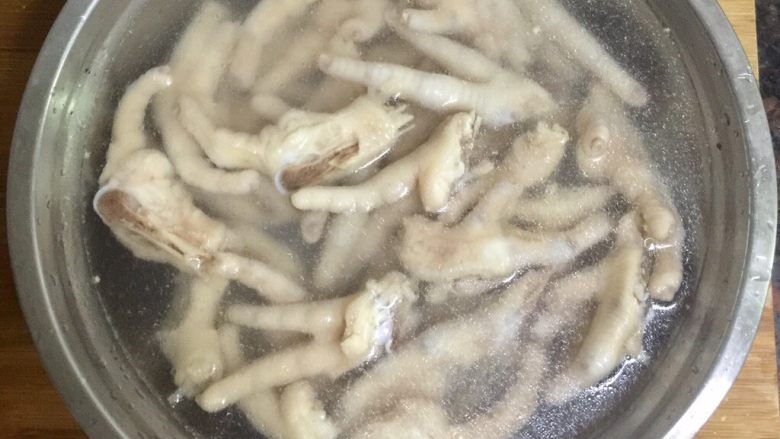 开胃（微辣）卤鸡爪,将焯过水的鸡爪转移到提前准备好的凉水内，把鸡爪上的肉渣渣洗干净