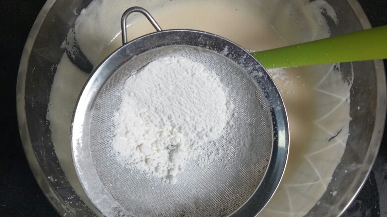 蜂蜜千层蛋糕,然后筛入低粉，使用刮刀用切拌的手法搅拌均匀