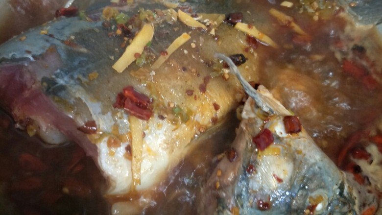 麻辣三花鲤鱼炖豆腐,把鱼放里炖，用小勺往鱼身上浇汤，炖一会翻面继续炖