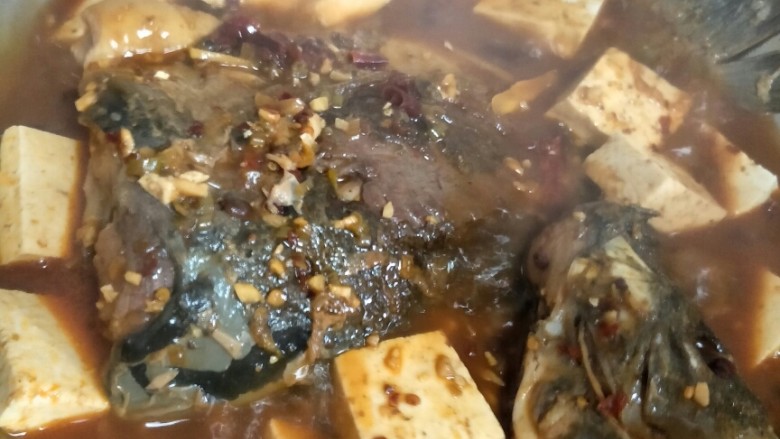 麻辣三花鲤鱼炖豆腐,鱼基本熟了，把豆腐下里继续炖盖盖