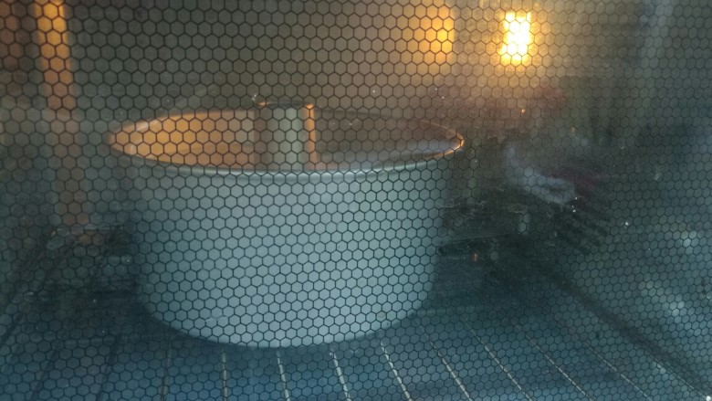 八寸加高中空戚风,送入预热好的烤箱，上火175℃，下火160℃烘烤70分钟即可。