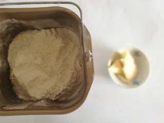 红豆沙小餐包,所有材料除黄油外放入面包桶揉面