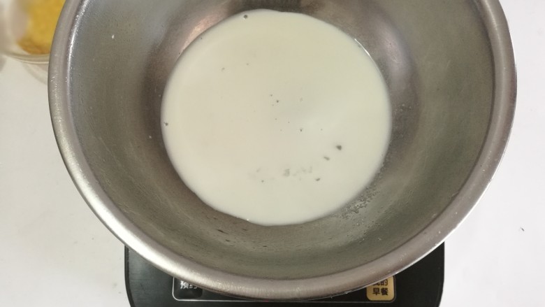 小熊慕斯蛋糕,牛奶中加入糖，直到融化