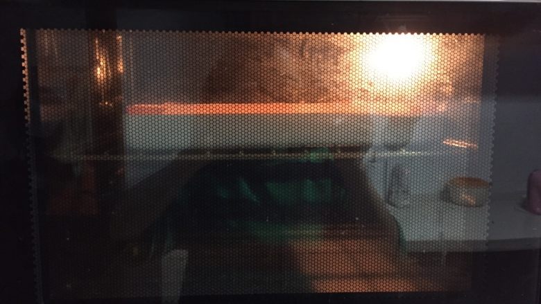虎皮蛋糕卷,烤盘轻震几下送入提前预热好的烤箱，上下火150度25分钟（时间温度仅供参考）