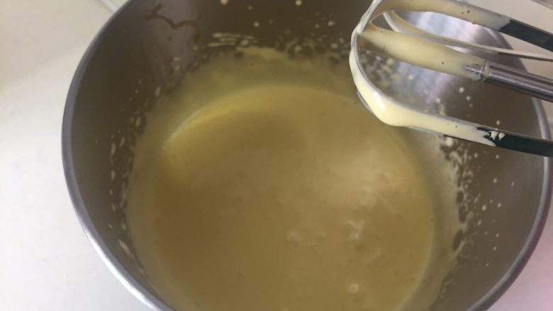 虎皮蛋糕卷,用电动打蛋器打发加了细砂糖的蛋黄，一直打发到浓稠，颜色微微发白提起打蛋头可流动细腻顺滑的状态。