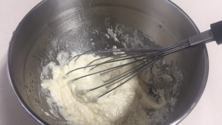 虎皮蛋糕卷,筛入低粉，用蛋抽划”Z”字搅拌至无颗粒。（不要划圆圈搅拌，以免起筋，导致出炉后的蛋糕回缩）