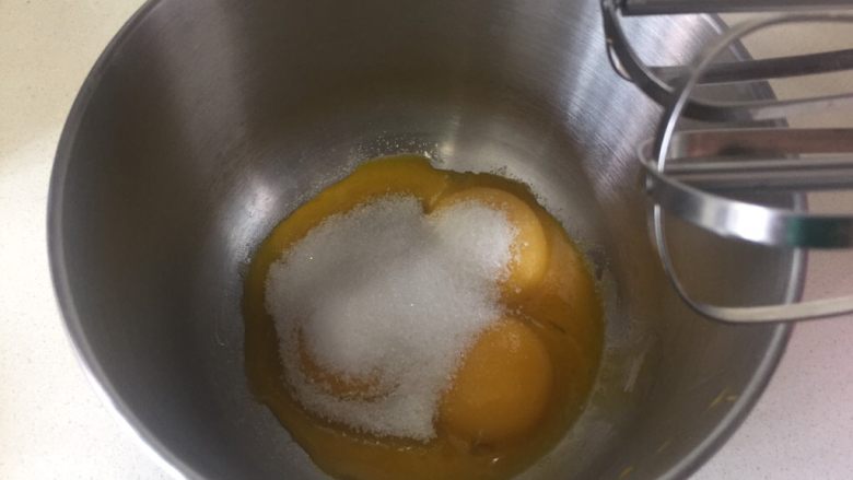 虎皮蛋糕卷,把蛋黄分到干净的打蛋盆里，加入30克细砂糖。