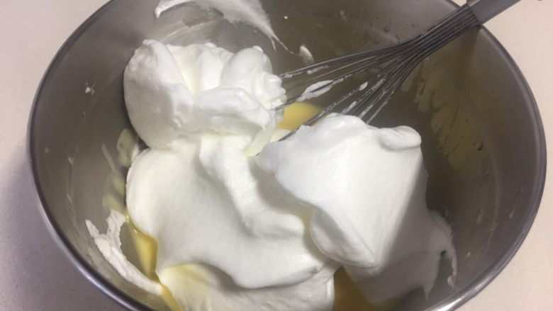虎皮蛋糕卷,把三分之一蛋清加入蛋黄糊里用蛋抽翻拌均匀.