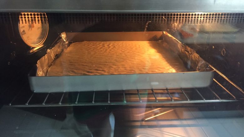 虎皮蛋糕卷,烤盘送入提前预热好的烤箱，上下火200度6分钟。（温度时间仅供参考）