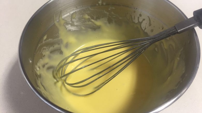 虎皮蛋糕卷,用蛋抽搅拌均匀，最后用刮刀混合至细腻顺滑的状态。（同样注意手法，切忌起筋）