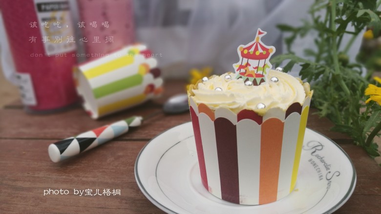 彩虹杯子蛋糕
