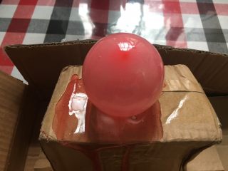 公主or女王,珊瑚糖浆把气球全方位包裹着，静置冷却，定型后，在尾部给气球插个洞洞放气，拿走气球，就成了粉粉的糖果玻璃罩