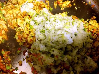 西兰花紫菜饭团,倒入加热的米饭炒匀