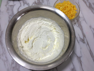 芒果千层蛋糕,将淡奶油加糖打发至不流动,芒果切成小块后备用.
