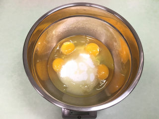 无水无油蜂蜜杯蛋糕,将鸡蛋，白砂糖，蜂蜜放入一个比较大的盆中。