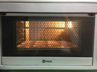 无水无油蜂蜜杯蛋糕,放入提前预热的烤箱中，温度170度，时间20分钟。