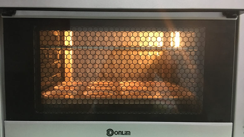 无水无油蜂蜜杯蛋糕,放入提前预热的烤箱中，温度170度，时间20分钟。