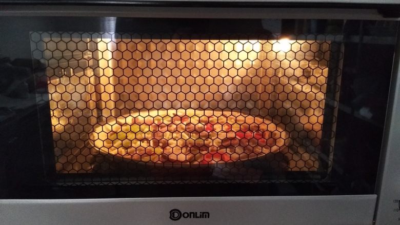 薄脆辣牛披萨,烤箱预热220度，披萨放入烤箱220度，15分钟