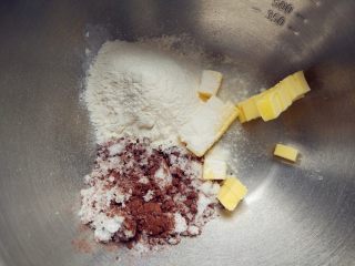  酥皮蘑菇泡芙,制作可可酥皮：将冷冻的黄油，高筋面粉，细砂糖，可可粉和盐混合在一起。