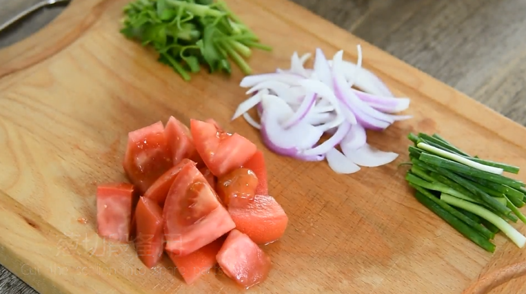 福建人太会吃了，番茄蛋汤也能做出山珍海味,西红柿切块、洋葱切丝、芹菜切段、葱切段